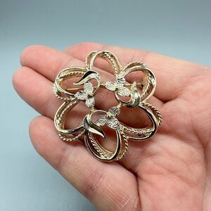 Vtg Sarah Coventry Gold Tone Floral Polishd and Brushed Gold Pin Brooch Jewelry